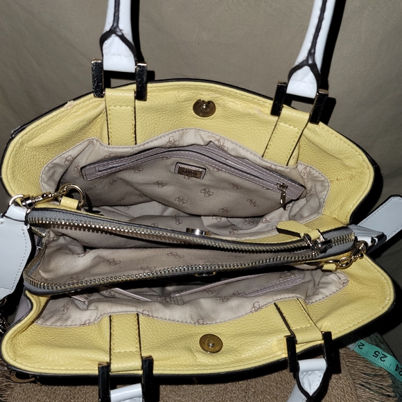 Guess purse - Picture 10 of 12